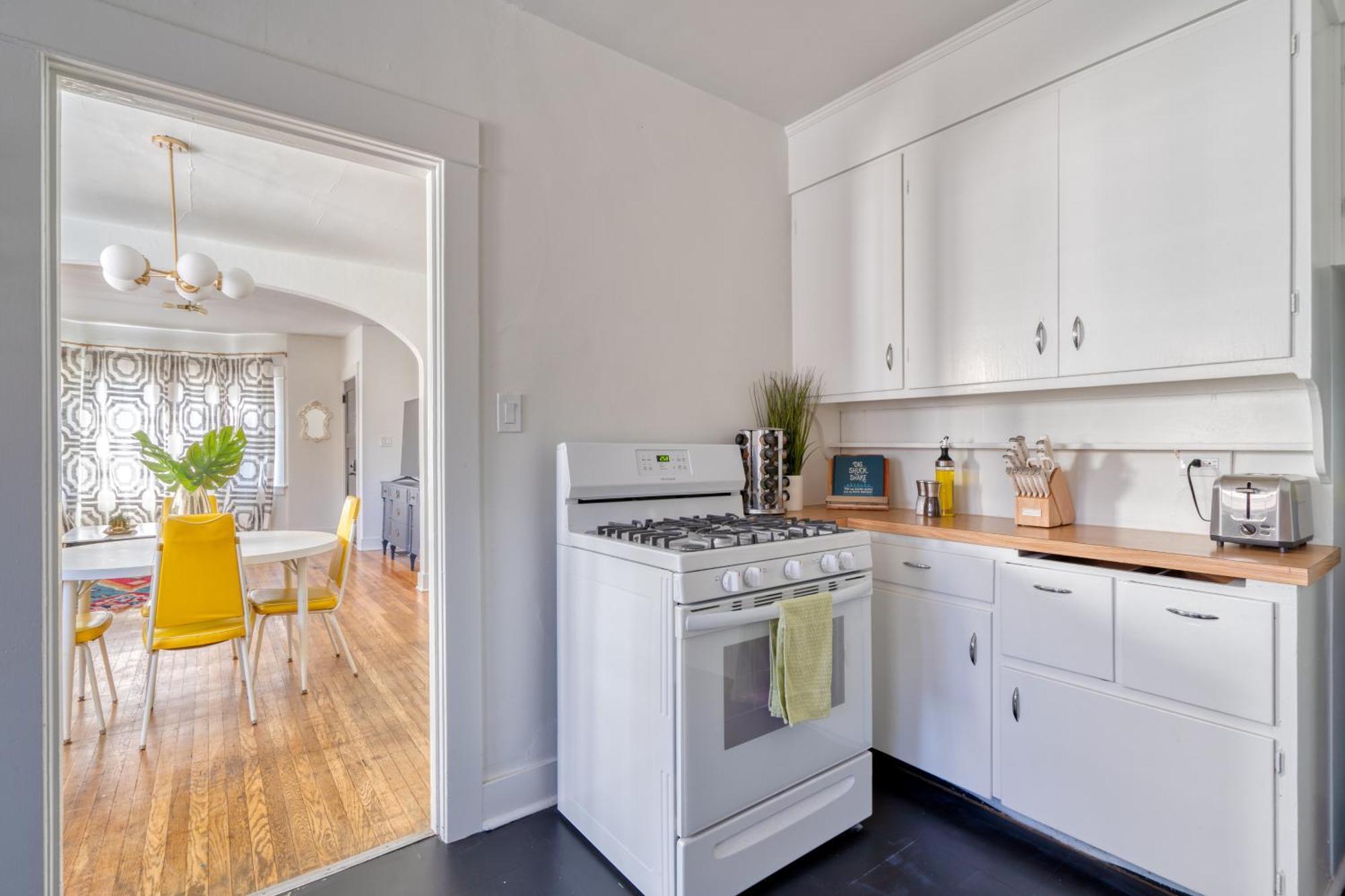 Collection - Golden Age Of Hollywood - 92 Walkscore Apartment
