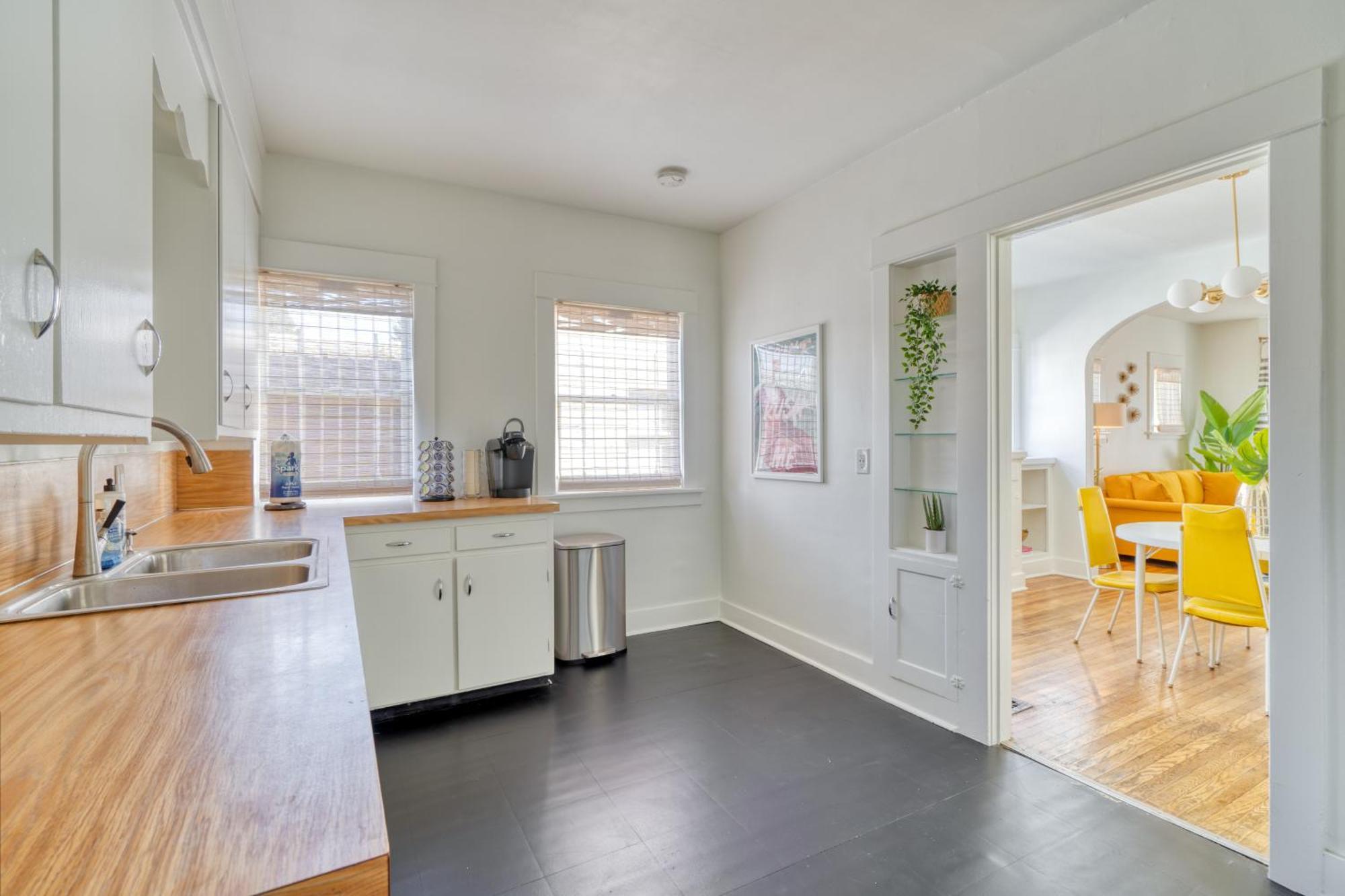 Collection - Golden Age Of Hollywood - 92 Walkscore Apartment