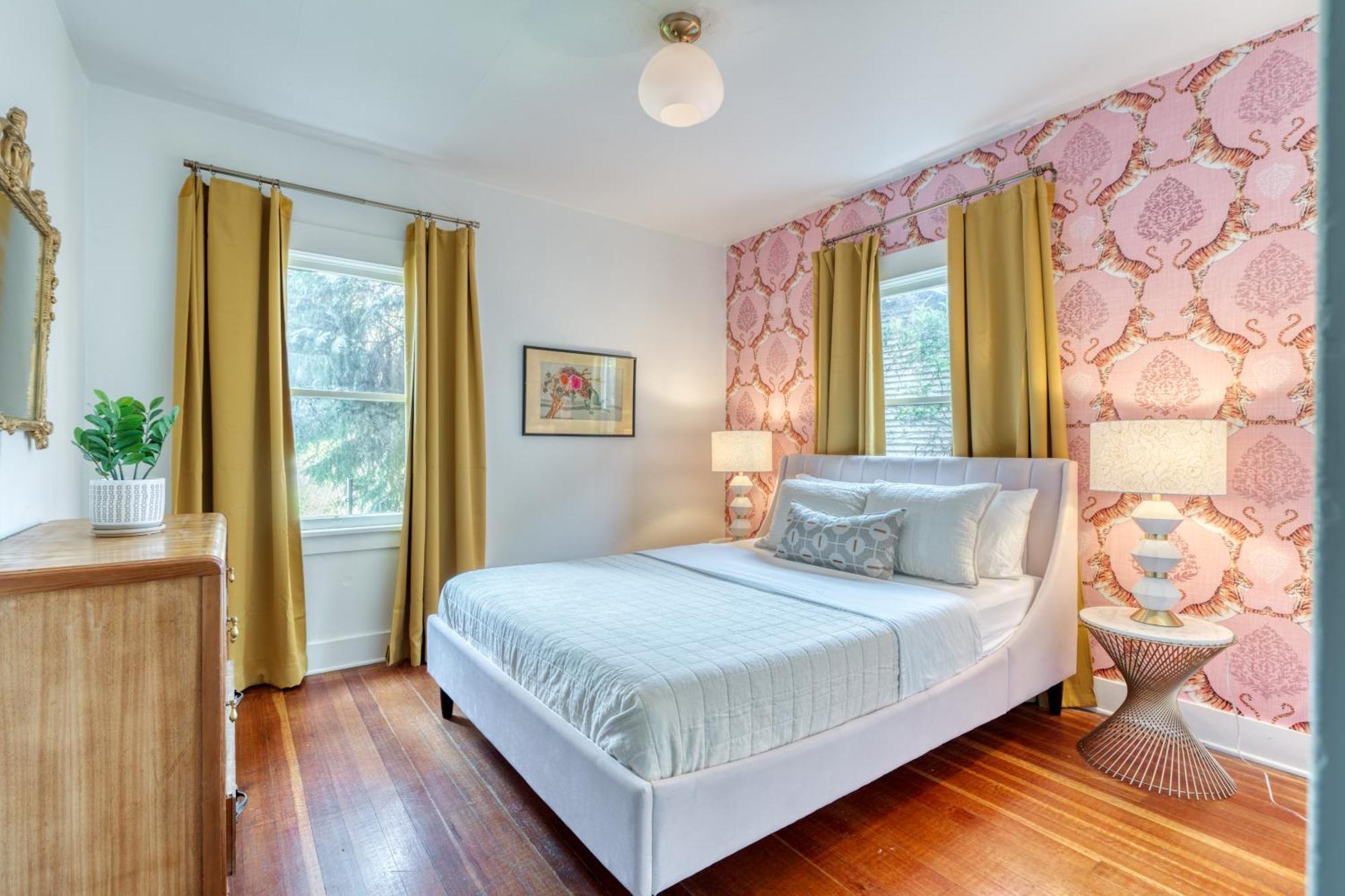 Collection - Golden Age Of Hollywood - 92 Walkscore Apartment